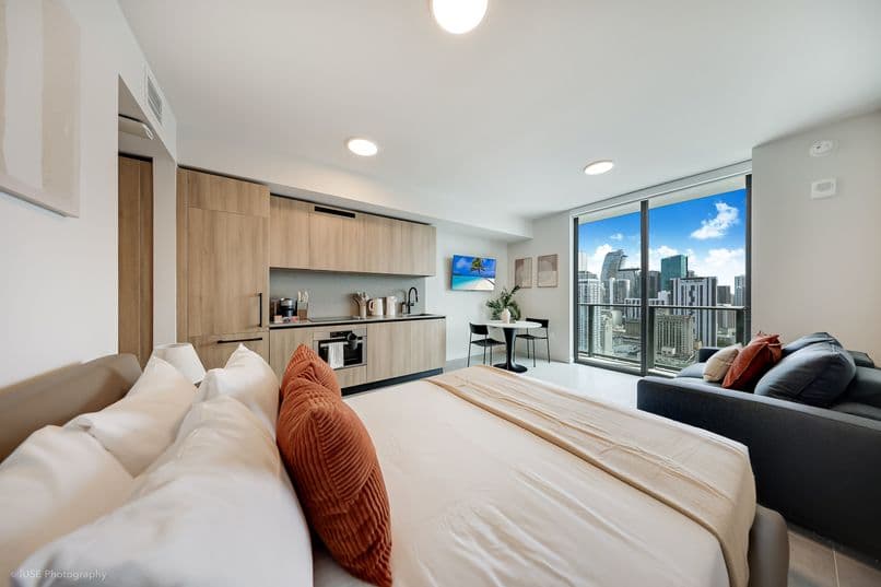 Suite 501-3404